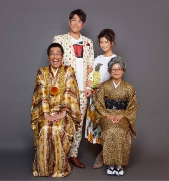 피코 타로(앞줄 왼쪽)가 야스에다 히토미(뒷줄 오른쪽)와의 결혼 소식을 올리며 공식 블로그에 올린 사진.