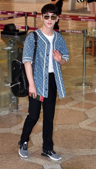 지난 7월 15일 백팩 공항 패션을 선보인 아이돌 그룹 샤이니의 키. [사진 MCM 제공]