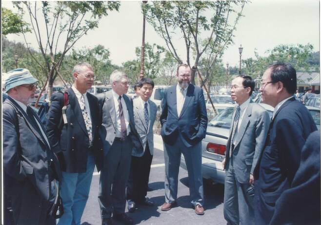 1997년 5월17일 5.18국립묘지 주차장에서 외신기자들에게 5.18당시 상황을 설명하는 이재의 씨(오른쪽에서 두번째). 독일 ARD 기자 위르겐 힌츠페터(왼쪽에서 두번째)는 카메라 가방을 메고 주의 깊게 설명을 듣고 있다.(이재의 제공)© News1