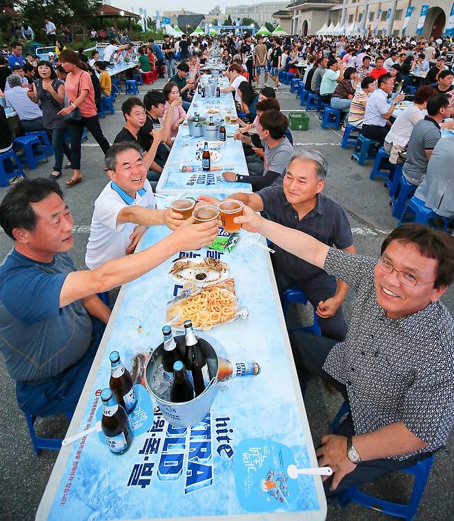 10일 전북 전주종합경기장 주차장 일원에서 열린 가맥축제에서 참가자들이 건배하고 있다. 프리랜서 장정필