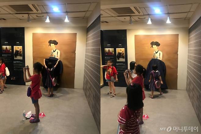 어린이들이 치마를 아무렇지 않게 들춰보고 있다./사진=한지연기자