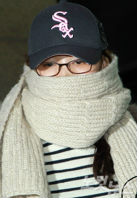 국정원 여직원이 2013년 1월 4일 피의자 신분으로 조사를 받기 위해 서울 수서경찰서에 들어서고 있다. (사진=황진환 기자)