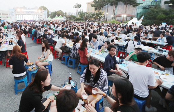 10일 오후 전북 전주종합경기장에서 열린 ‘2017 가맥축제’에서 시민들이 즐겁게 맥주를 마시고 있다. /연합뉴스