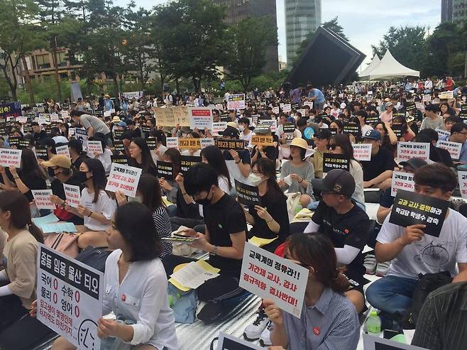 12일 오후 서울 청계천 한빛광장에서 중등교사 임용준비생들이 내년도 교원 증원을 요구하고 기간제 교사 정규직화에 반대하는 집회를 열고 있다.