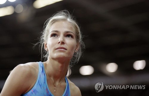 (런던 AP=연합뉴스) 러시아 멀리뛰기 다리야 클리시나가 12일(한국시간) 런던 올림픽 스타디움에서 열린 여자 멀리뛰기 결승에서 기록을 확인한 뒤 살며시 웃고 있다.