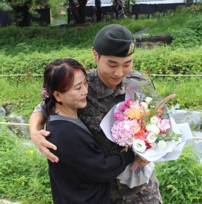 전역한 배상문 선수가 어머니와 포옹하고 있다.