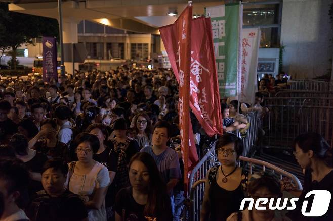 홍콩 '우산 혁명'의 주역인 조슈아 웡의 항소심 선고 전날인 16일 (현지시간) 홍콩 정부청사 밖에서 시민들이 집회를 열고 있다. © AFP=뉴스1
