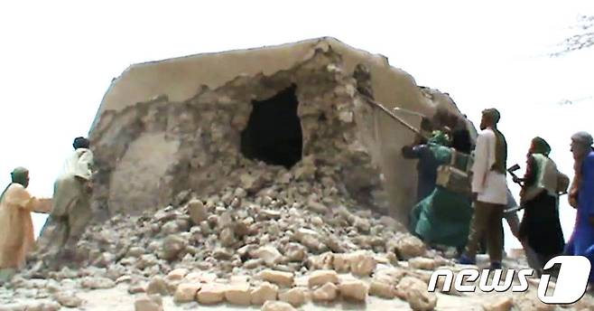 이슬람 극단주의 조직원들이 말리 북부 팀북투 유적을 파괴하는 모습이 담긴 영상. © AFP=뉴스1