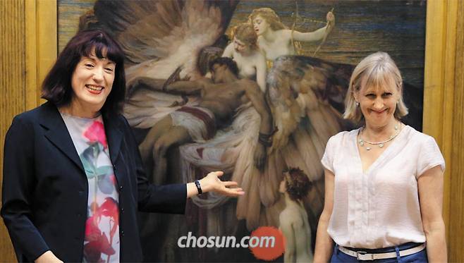 ‘이카루스를 위한 애도’ 앞에서 에마 체임버스(왼쪽)와 캐럴라인 콜리에르가 활짝 웃었다. “테이트가 세계 최고의 미술관이냐”는 질문엔 고개를 저었다. “세계 미술 생태계에 큰 기여를 하는 건 사실이지만 최고는 아니지요. 여러 나라 미술관들과 교류하면서 전시의 격을 높이고 있다는 것에 자부심을 느낍니다.” /오종찬 기자
