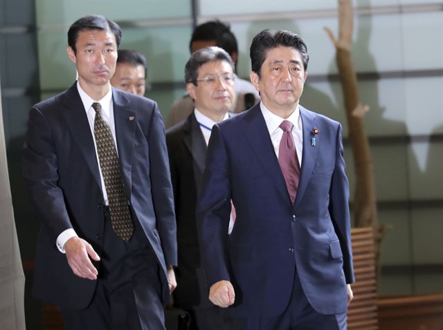 아베 신조 일본 총리가 개각을 단행한 지난 3일 도쿄의 총리공관에 도착하고 있다. AP=연합뉴스 자료사진