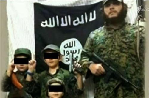 IS 조직원인 샤루프와 그의 아이들[출처: 샤루프 페이스북]
