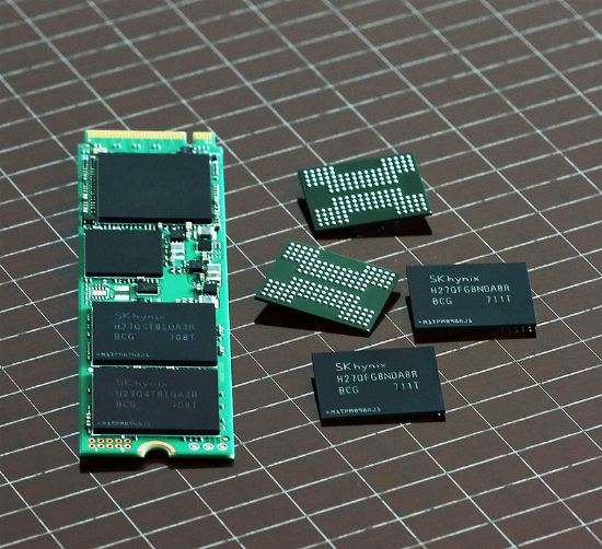 SK하이닉스의 72단 3D 낸드플래시 칩과 1테라바이트(TB) SSD 제품 (사진=SK하이닉스)