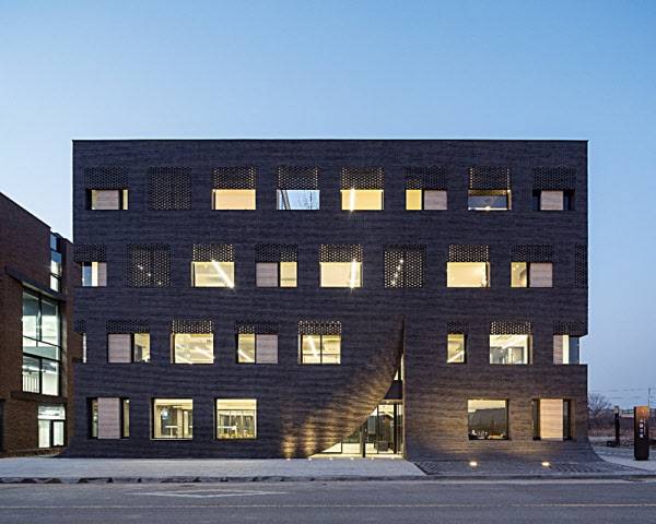 뮤엠 사옥(2015년)은 철재 스터드에 벽돌을 말아서 쌓아올려 곡면으로 조적했다.