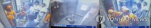 (부산=연합뉴스) 아파트 엘리베이터가 고장 나 40대 여성이 갇혔는데도 관리사무소장이 승강기 파손을 우려하며 구조를 막는 바람에 안에 혼자 있던 여성이 실신하는 일이 벌어졌다. 사진은 지난 16일 오후 7시께 부산 남구 모 아파트 1층에서 A(42·여) 씨가 탄 엘리베이터가 문이 닫히자마자 작동을 멈춰 119구조대가 출동한 모습. 구조까지 45분이 걸렸다. 2017.8.18 [부산경찰청 제공=연합뉴스]    pitbull@yna.co.kr