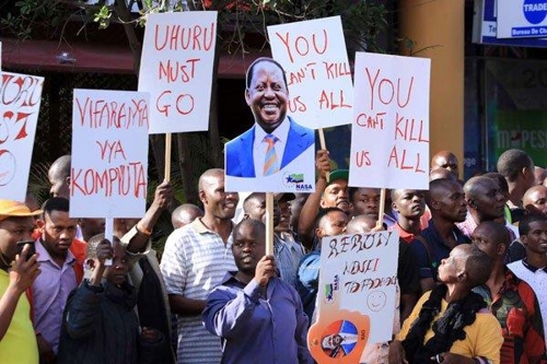 2017년 8월 18일(현지시간) 케냐 수도 나이로비의 대법원 앞에서 라일라 오딩가 야권후보 지지자들이 시위를 벌이고 있다[데일리 네이션 자료사진]