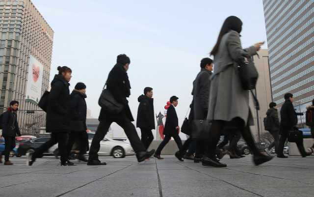 출근을 하기 위한 직장인들의 발걸음이 분주하다.  신소영 기자 viator@hani.co.kr