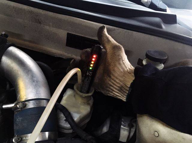 브레이크액 수분도 체크. 수분도가 위험상태인 경우로 이럴 때는 반드시 교체해주어야 한다.