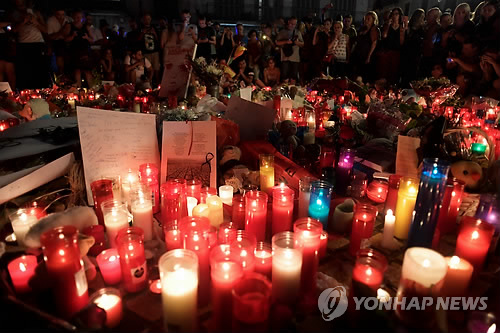 (바르셀로나 AFP=연합뉴스) 18일(현지시간) 스페인 바르셀로나 람블라스 거리에 전날 이곳에서 일어난 차량 테러 희생자를 추모하는 촛불과 꽃들이 놓여 있다.      lkm@yna.co.kr