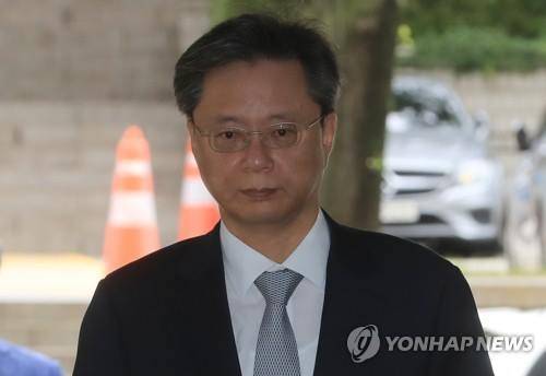 법정 향하는 우병우 (서울=연합뉴스) 서명곤 기자 = 국정 농단을 묵인한 혐의 등으로 불구속 기소된 우병우 전 민정수석이 21일 오전 서울 서초구 서울중앙지법에서 속행공판에 출석하기 위해 법정으로 향하고 있다. 2017.8.21 seephoto@yna.co.kr