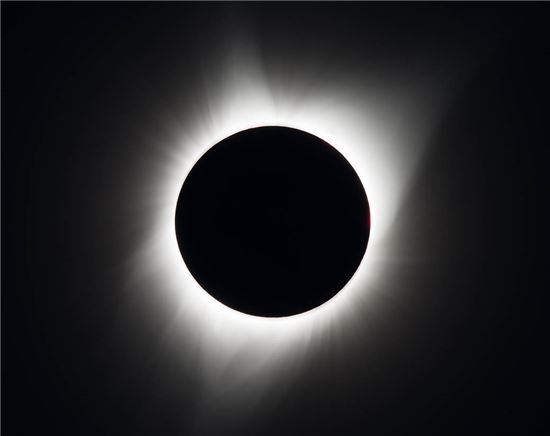 ▲오리건 주에서는 달이 태양을 완전히 가리는 개기일식의 순간을 포착했다.[사진제공=NASA]