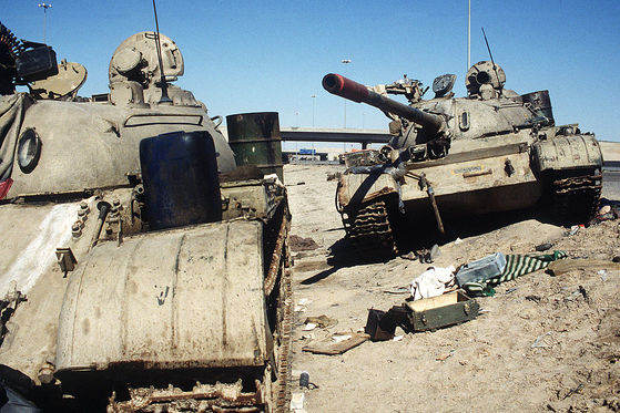 1991년 걸프전쟁 당시 미군이 주도한 다국적군의 공습으로 파괴된 이라크군의 소련제 전차.