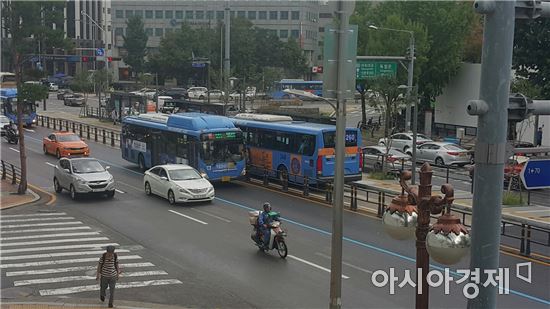 민방위훈련이 열린 23일 오후 2시께 서울 서대문역교차로에서 신호등이 빨간색 점멸등으로 바뀌었음에도 차량들이 운행을 계속하고 있다. (사진=이관주 기자)