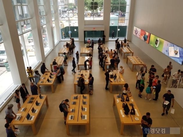 맨해튼 5번가 애플스토어에는 제품을 사려는 사람보다 업무를 보는 사람이 더 많았다. 애플 매장이라기보다 애플 사용자들의 '문화센터' 같다는 느낌이 강했다.