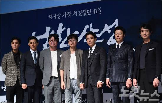 배우 박해일, 고수, 김윤석,황동혁 감독, 이병헌, 박희순, 조우진(왼쪽부터)이 23일 오전 서울 강남구 압구정CGV에서 열린 영화 '남한산성' 제작발표회에 참석해 포즈를 취하고 있다. (사진=이한형 기자/자료사진)