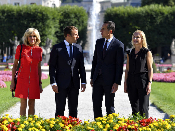 에마뉘엘 마크롱(왼쪽 두 번째) 프랑스 대통령과 부인 브리지트(첫 번째)가 23일(현지시간) 오스트리아 잘츠부르크 미라벨 정원에서 크리스티안 케른(오른쪽 두 번째) 오스트리아 총리, 부인 에벨리네 슈타인베르거(첫 번째)와 함께 기념촬영을 하고 있다.잘츠부르크 AP 연합뉴스