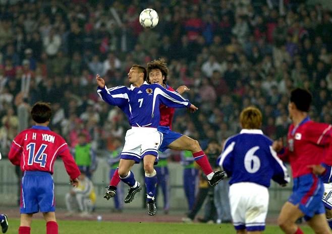 2000년 잠실 주경기장에서 열린 한·일 축구 교환경기에서 나카타와 김도근이 공중볼을 따내기 위해 몸싸움을 벌이고 있다./조선일보 DB