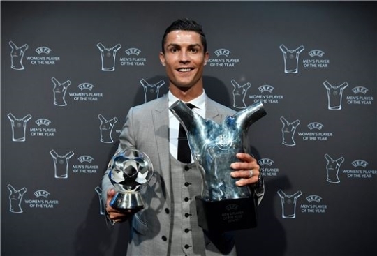 레알 마드리드 공격수 호날두가 25일 뫄코에서 UEFA 올해의 선수상을 수상했다. [사진 UEFA 페이스북]