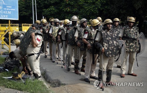 25일 인도 하리아나 주 판치쿨라에서 힌두 성직자 구르미트 람 라힘 싱의 판결에 반발하는 소요에 대비해 경찰이 방탄조끼를 입고 있다.[AP=연합뉴스 자료사진]