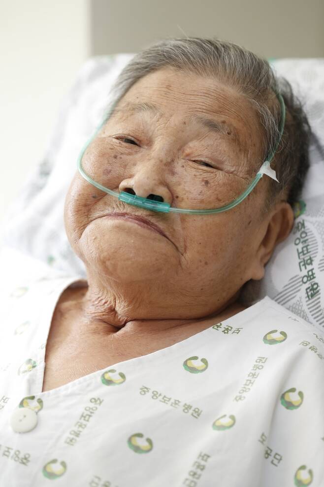 하상숙 할머니가 지난 9일 오후 요양 중이던 서울의 한 병원에서 침상에 누운 채로 미소 짓고 있다. 이정아 기자 leej@hani.co.kr
