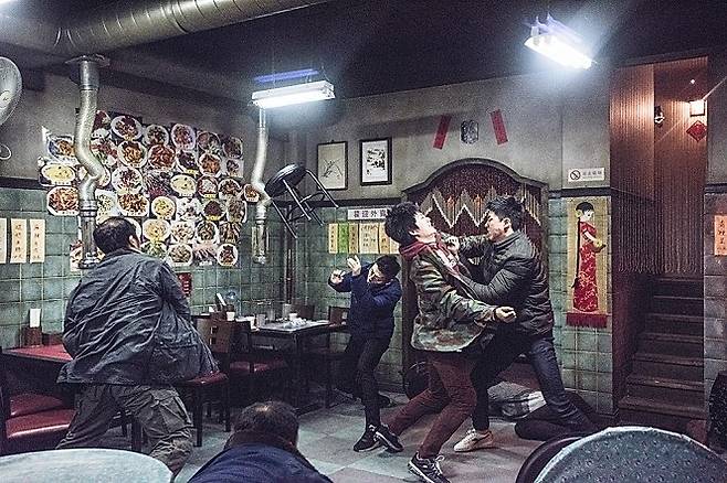 영화 '청년경찰'에서 경찰대생인 두 주인공이 중국식당에서 중국 동포 범죄조직과 싸우는 장면./사진=영화 '청년경찰' 스틸컷
