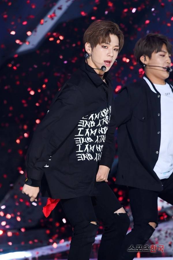 '더 쇼' 무대에 오르고 있는 워너원 강다니엘. 사진=이규연 기자 fit@hankooki.com