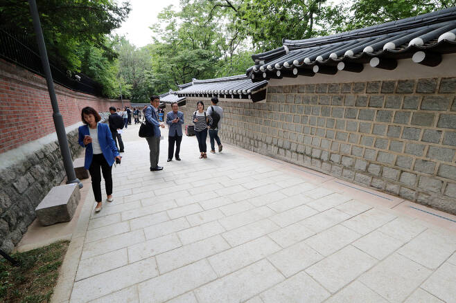 30일 개방된 서울 영국대사관 신규후문 앞 덕수궁 돌담길.조문규 기자