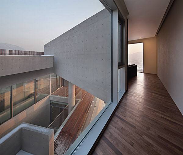 신천리 주택(2013)은 건물을 비틀어 각 실을 바라보면서 주변의 자연을 감상할 수 있도록 한다. 비틀린 건물의 일부는 공중에 떠 있는 듯 보인다. /사진= 윤준환 작가