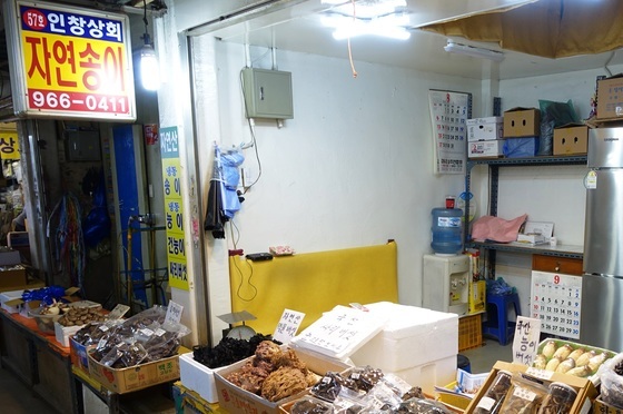 지난달 28일 점심시간에 서울 경동시장을 둘러보니 한 곳에서만 싸리버섯을 팔고 있었다.