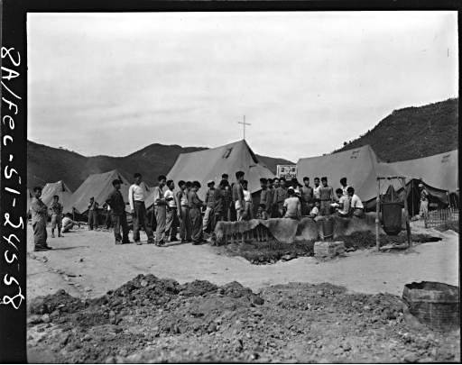 6·25전쟁 중에도 주일예배를 드리기 위해 모인 군인들. 국방부 군사편찬연구소 제공