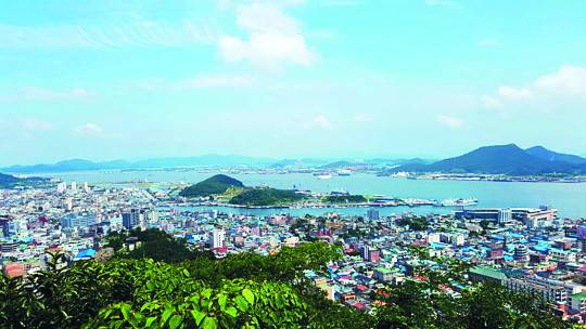 전남 목포시 유달산 전망대에서 바라본 시내와 항구.