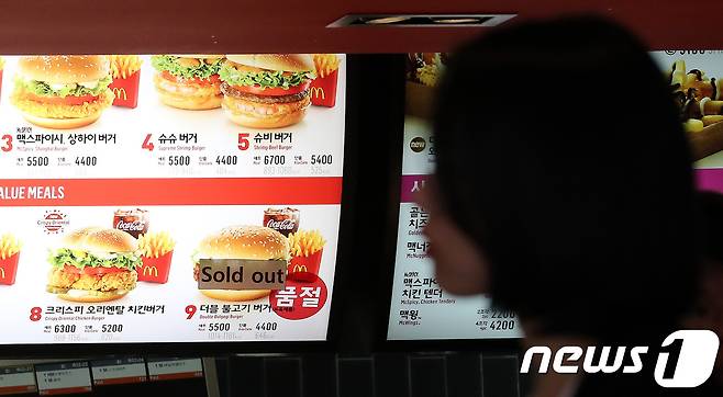 서울시내의 한 맥도날드 매장 메뉴판에 더블 불고기 버거 품절 스티커가 붙어 있다. 2017.9.3/뉴스1 © News1 박지혜 기자