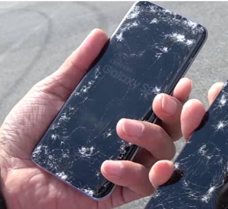 파손된 갤럭시S8 액정 / 유튜브 ‘오토기어’ 캡쳐