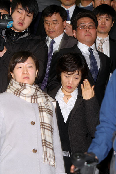 ⓒ시사IN 자료 2010년 1월20일 서울중앙지법에서 열린 <PD수첩> 선고공판에서 무죄판결을 받은 후 제작진이 법원을 나서며 기자들의 질문에 답하고 있다.