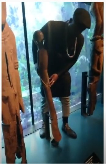 콩고 출신 '판아프리카니즘' 활동가 음와줄루 디야반자가 파리에 위치한 케 브랑리 박물관에 설치된 아프리카 전시물을 꺼내려 하고 있다. [페이스북 캡쳐]