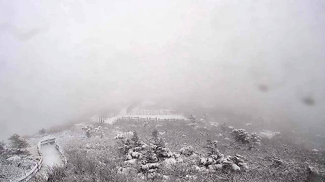 중청대피소에서 바라본 설악산 일대 모습. 사진 국립관리공단