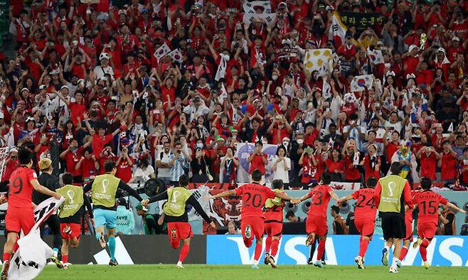 지난 2일(현지시간) 카타르 알라이얀 에듀케이션 시티 스타디움에서 열린 2022 카타르 월드컵 H조 최종 3차전 대한민국과 포르투갈의 경기, 포르투갈을 꺾고 16강 진출을 확정지은 한국 선수들이 기뻐하고 있다. 뉴시스