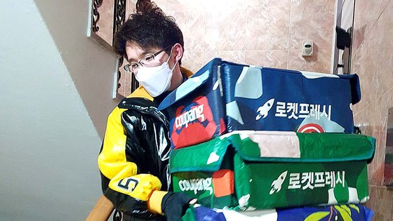 지난 29일 ‘쿠팡플렉스’로 부업을 하는 신모씨가 서울 서초구 방배동 일대에서 새벽 배송을 하고 있다. 최선을 기자