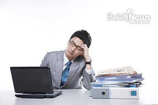 앉아서 일하는 남성, 불임 확률 높다?