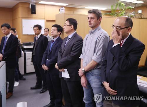 해넘기는 세월호 인양.. 난처한 장옌 상하이샐비지 부사장      (세종=연합뉴스) 안정원 기자 = 9일 오후 정부세종청사 해양수산부 기자실에서 열린 세월호 인양공법 변경 관련 브리핑에서 세월호 인양이 해를 넘길 것으로 예측되자 장옌 상하이샐비지 부사장(오른쪽)이 난처해 하고 있다.