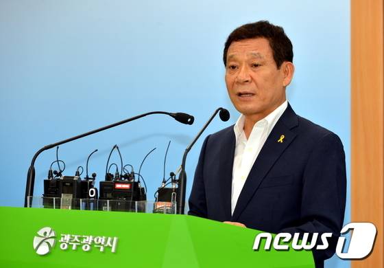 윤장현 시장이 광주시청 브리핑룸에서 세월오월 관련 기자회견을 하고 있다. &copy; News1